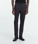 Pantalón de vestir para hombre, color beige claro, de corte slim y sastrería. Presenta cierre frontal con botón y cremallera, y bolsillos laterales y traseros.