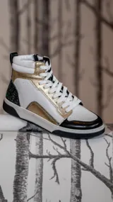 Zapatillas botitas de cuero sintético color blanco con detalles en dorado, negro y glitter negro en el talón.