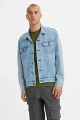 Campera de jean celeste, marca Levi's, modelo Trucker. Tiene cuello clásico, cierre con botones metálicos, bolsillos con solapa abotonada en el pecho y bolsillos laterales.