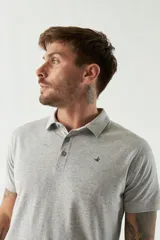 Remera con cuello polo en tejido buttoné, corte regular, logo bordado y mangas cortas.