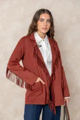 Chaqueta de gamuza color terracota con diseño de flecos en el frente y las mangas. Presenta cuello solapa, cierre frontal y bolsillos delanteros.
