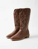 Bota estilo texana de caña alta, color marrón chocolate, con costuras decorativas en contraste en la caña y taco cuadrado bajo.