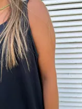 Vestido playero de corte holgado y diseño minimalista, confeccionado en algodón. Presenta cuello redondo, sisas amplias y aberturas laterales en el ruedo con pespuntes en contraste.