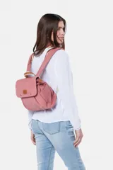 Mochila de lona canvas color rosado con diseño vintage, solapa frontal con cierre de botón a presión, detalles en cuero sintético y asas superiores.