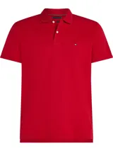 Chomba roja de Tommy Hilfiger de corte regular, confeccionada en algodón. Tiene cuello tipo polo, tapeta de dos botones y logo bordado en el pecho.