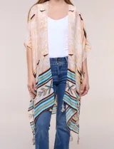 Kimono de gasa ligera con diseño estampado tribal en tonos beige, azul, rojo y amarillo, de silueta amplia y mangas cortas holgadas.
