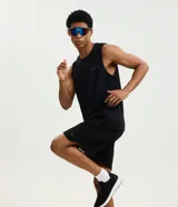 Musculosa deportiva Get Over de color negro, con cuello redondo y diseño sin mangas. Confeccionada en mezcla de modal, poliéster y elastano con tecnología Dry de secado rápido, e incorpora una pequeña estampa minimalista numérica en el pecho.