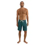 Bermuda de baño Rhythm color verde oscuro con cordón ajustable blanco en la cintura, ribetes blancos en los laterales y el logo de la marca bordado en la pierna izquierda.