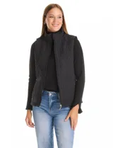 Chaleco capitoneado color verde oliva, con cuello alto, cierre frontal completo y bolsillos laterales. El interior está completamente forrado en símil piel para mayor calidez.