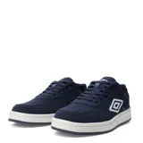 Championes urbanos Umbro modelo Block, color azul marino, confeccionados en gamuza con detalles en cuero sintético. Presentan el logo de la marca en el lateral y suela de goma blanca.