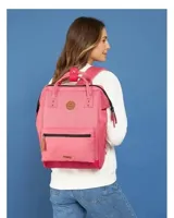 Mochila Cabaia modelo Adventurer, color rosado con base en tono fucsia. Cuenta con doble asa superior, bolsillo frontal con cierre y detalles en cuero sintético. Diseño funcional con compartimentos laterales y logo de la marca en parche circular.