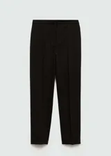 Pantalón de traje negro de tiro medio, con diseño recto y trabillas para cinturón. Cuenta con bolsillos laterales y dos bolsillos de ribete en la parte posterior, además de dobladillo vuelto en los tobillos.