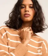 Suéter de punto pesado con diseño a rayas horizontales blancas sobre fondo azul marino. Presenta cuello alto, sisa caída, puños y bajo acanalados, y un pequeño corazón rojo bordado en el pecho.