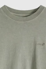 Remera de manga corta Levi's en color verde militar con efecto vintage, cuello redondo y pequeño logo bordado en el pecho.
