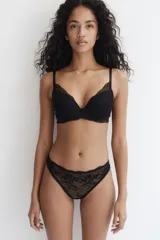 Soutien push-up negro de encaje con aros, copas acolchadas y tirantes ajustables.