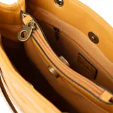 Cartera tipo bolso de mano color camel, con diseño acolchado en patrón de chevron. Cuenta con doble asa superior, correa larga regulable y extraíble, y herrajes metálicos en tono dorado.