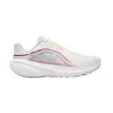 Championes Nike Downshifter 14 de running para mujer, en color blanco con detalles en rosado y celeste. Presentan capellada de malla transpirable, entresuela de espuma amortiguadora y suela de goma con tracción.