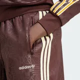 Shorts capri Adidas de color marrón con diseño texturizado en relieve y las icónicas tres franjas blancas en los laterales. Cuenta con cintura elástica y el logo de la marca bordado en la pierna.