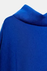 Jersey de lana en color azul vibrante, con cuello subido y diseño de manga murciélago con sisa ancha. Presenta puños ajustados y un corte holgado que se extiende hasta la cadera.