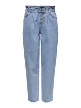 Pantalón jean mom fit de color celeste claro, con cintura elástica fruncida con volados y cierre frontal de botones metálicos a la vista.