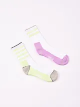 Pack de dos pares de medias caña corta, una blanca con rayas horizontales rosas y detalles en rojo, y otra blanca con rayas horizontales rosas y detalles en amarillo.