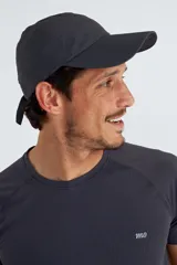 Gorro deportivo negro con perforaciones para ventilación y ajuste trasero con cinta.