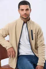 Campera polar de abrigo azul marino, con cuello alto, cierre frontal y bolsillos laterales y en el pecho con cierre.