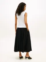 Musculosa blanca de punto de puro algodón, con corte slim, cuello redondo amplio y costuras a contraste en color negro en el cuello y las sisas.