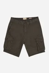 Bermuda cargo color verde militar, con bolsillos laterales amplios con solapa y cierre de botón, bolsillos frontales y cierre frontal con botón y cremallera.