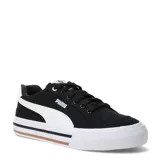 Championes urbanos Puma modelo Court Classic Vulc Fs, color negro con la icónica franja lateral en blanco. Presentan una suela vulcanizada de plataforma con detalles en negro y una línea color caramelo en la base.
