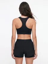 Short deportivo negro con diseño de doble capa, confeccionado con cintura elástica para mayor comodidad.