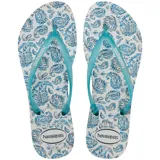 Sandalias Havaianas Slim Daydream de tiras finas celestes, con base blanca y estampado paisley en tonos azules.