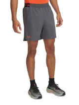Short deportivo Under Armour Vanish Woven, color gris con detalles en naranja. Presenta cintura elástica con logo de la marca, bolsillos laterales y tejido ultraligero de secado rápido con paneles de ventilación.