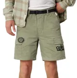Bermuda cargo Critical Slide modelo Combat Walk, color verde militar, con bolsillos laterales en las piernas y detalles de bordados y estampas en contraste.