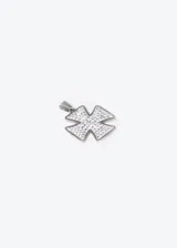 Dije plateado con forma de cruz, con strass incrustado y gancho para colgar.