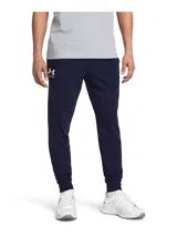 Pantalón de jogging Under Armour Rival Terry para hombre, color azul marino, con logo estampado en blanco en la pierna izquierda. Confeccionado en tejido de felpa francesa ligera y cómoda. Corte ajustado con puños elásticos en los tobillos y cintura elástica con cordón ajustable.