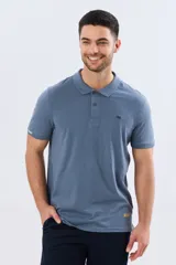 Remera polo de manga corta en color azul melange, con cuello camisero, cierre frontal de dos botones y pequeño bordado en el pecho.