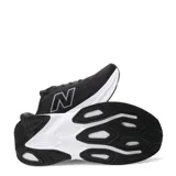 Championes de running New Balance modelo Kaiha, color negro con entresuela blanca y detalles en gris. Presentan una parte superior de malla transpirable y el logo N característico en el lateral.