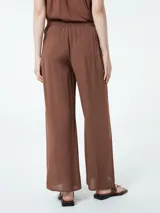 Pantalón azul de corte palazzo con cintura elástica.