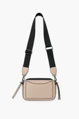 Bandolera rectangular color beige con textura texturizada, cierre superior con cremallera y herrajes metálicos oscuros. Incluye correa ajustable de cinta negra.