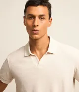 Pantalón masculino relaxed fit confeccionado en oxford de algodón, color beige, con trabillas en la cintura y cordón ajustable con lazo. Cuenta con bolsillos delanteros y traseros.