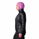Campera acolchada de mujer Mountain Hardwear, color negro, con cierre frontal, cuello alto, bolsillo en el pecho y puños elásticos con detalle en color lila.