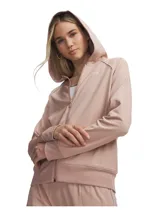 Conjunto deportivo Under Armour modelo Rival Tricot de color salmón, compuesto por una campera con capucha, cierre frontal y bolsillos, y un pantalón tipo jogger con cintura elástica ajustable y puños elásticos.