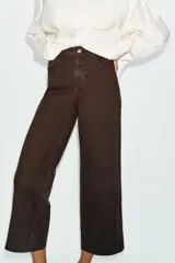 Jeans de tiro alto con diseño wide leg y corte cropped. Presenta cinco bolsillos, cierre frontal con cremallera y botón metálico.
