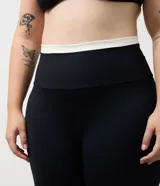 Pantalón legging deportivo color marrón con cintura alta en contraste color blanco. Confeccionado en tejido de poliamida y elastano, de ajuste ceñido al cuerpo.