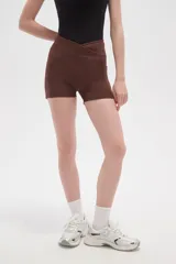 Short deportivo de poliamida color marrón, con diseño ajustado al cuerpo, tiro medio y cintura cruzada.