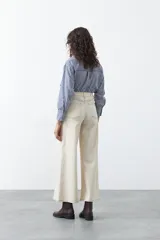 Pantalón wide leg negro de algodón con elastano, de tiro alto y caída recta. Presenta pespuntes a contratono.