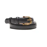 Cinturón negro de cuero vacuno de 2 cm de ancho con hebilla metálica dorada en forma de "G".