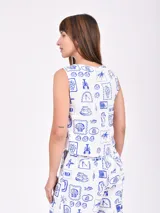 Chaleco blanco con estampado de motivos marinos en azul. Tiene escote en V y cierre frontal con lazos.