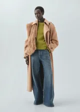 Jersey de punto grueso con cuello redondo y manga larga, de diseño recto y corte clásico.